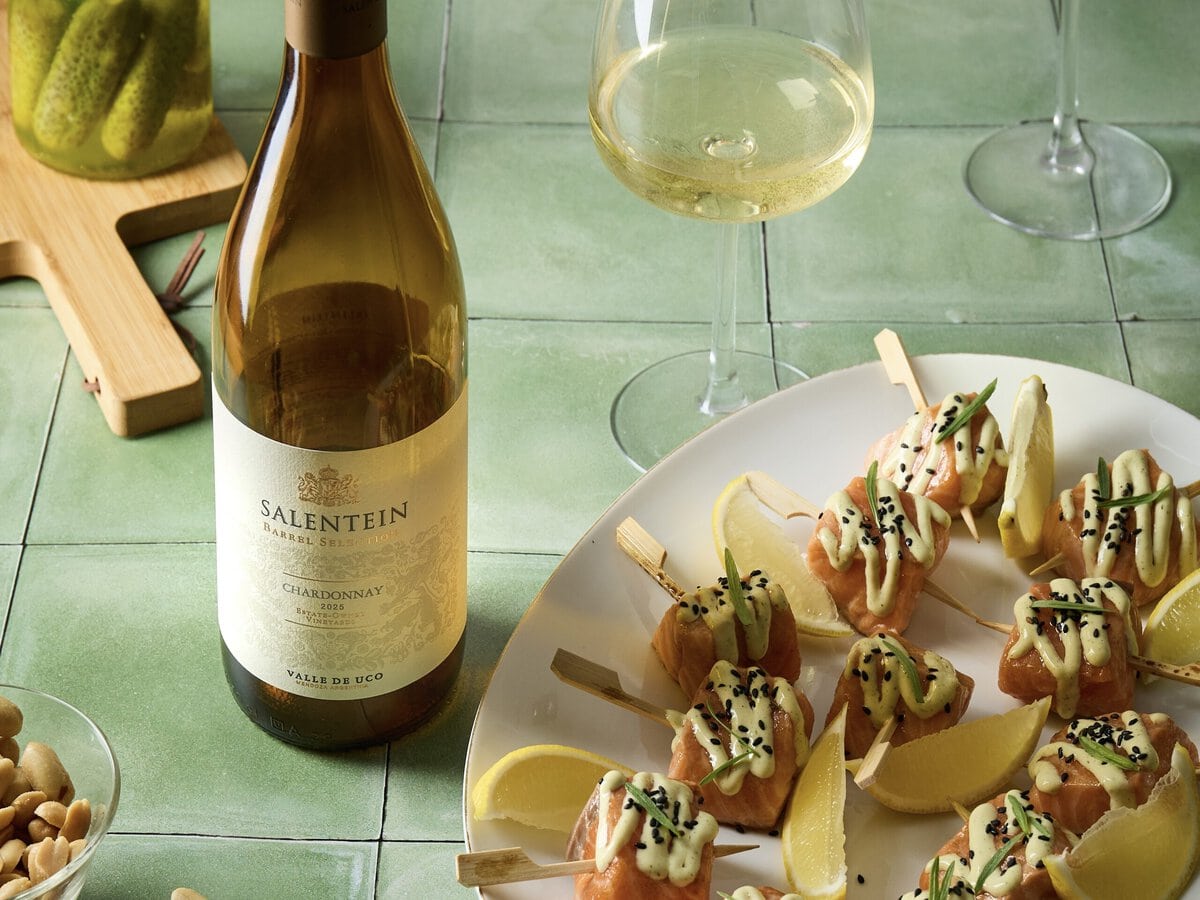 Fles wijn met zalmspiesjes