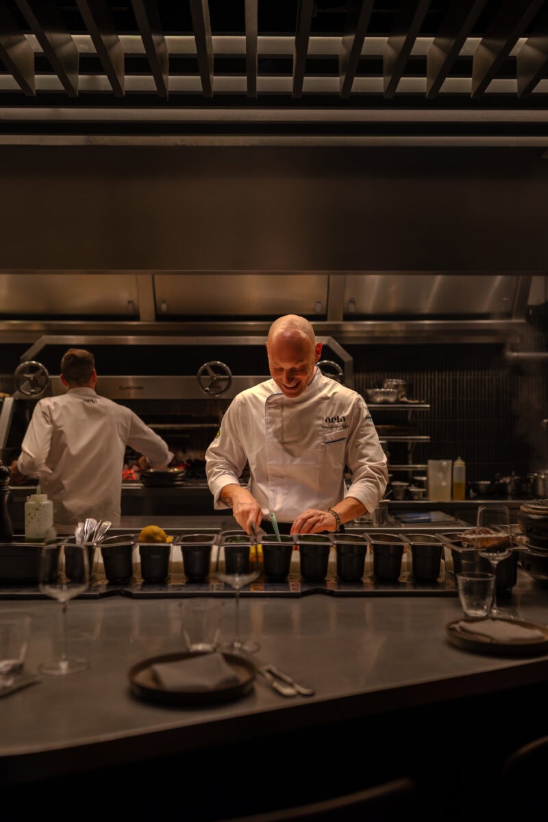 Chef-kok in de keuken bij Nela in Amsterdam