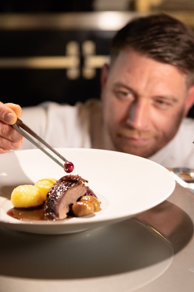 Chef-kok bereid een gerecht in Duitsland