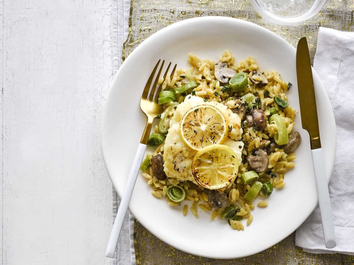 Gebakken kabeljauw met romige champignon-prei-orzo