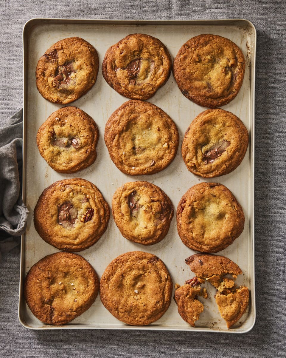 Beurre noisette pecan cookies op een bakplaat