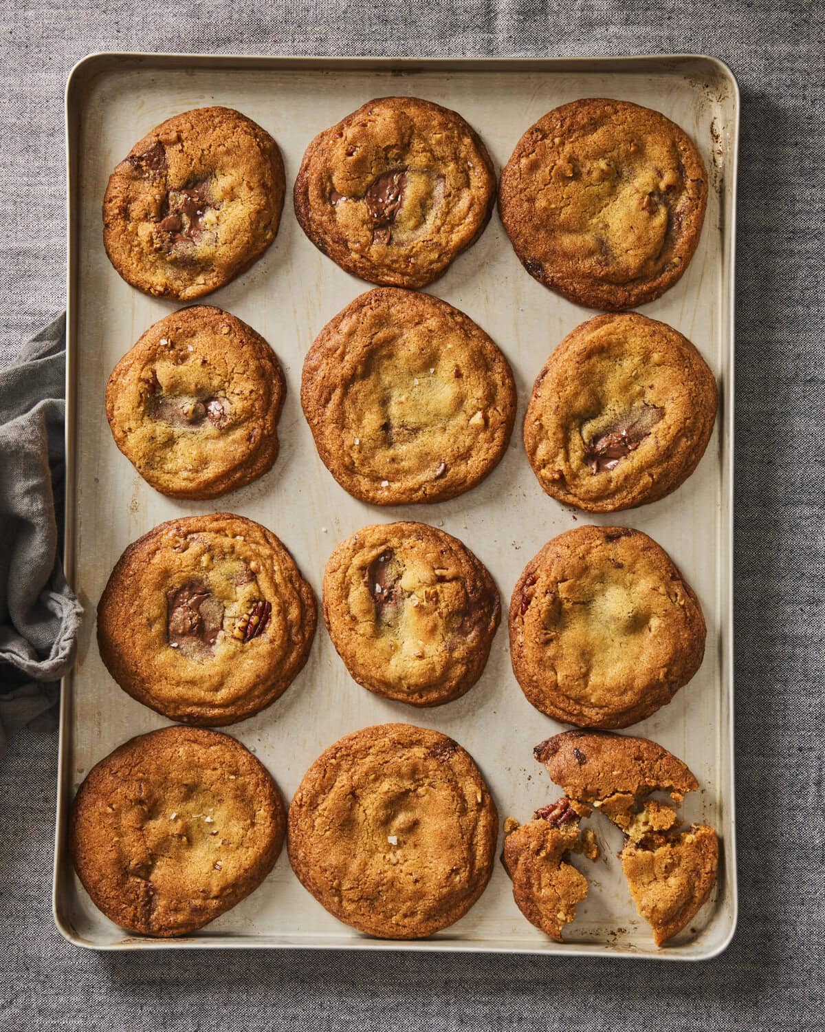 Beurre noisette pecan cookies op een bakplaat