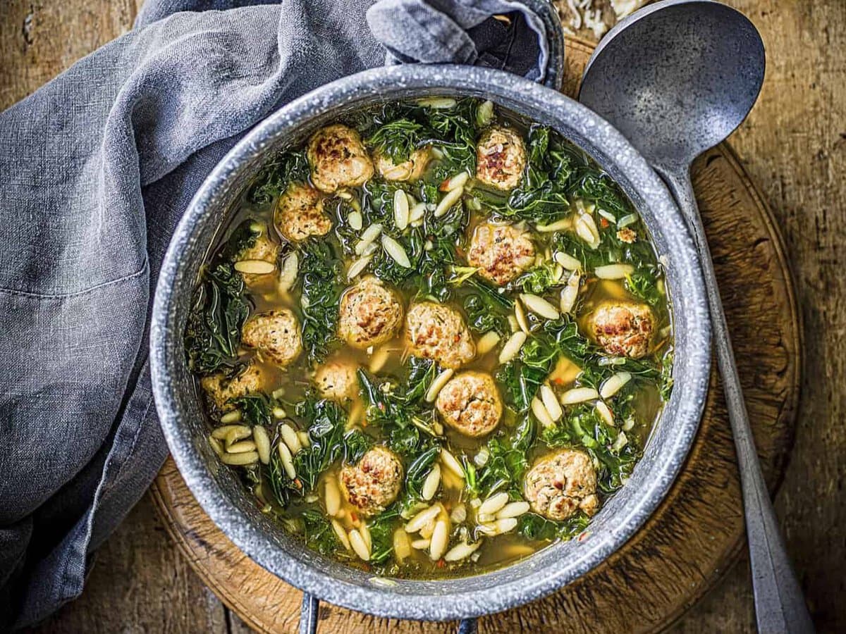 Boerenkoolsoep met gehaktballetjes en parmezaan