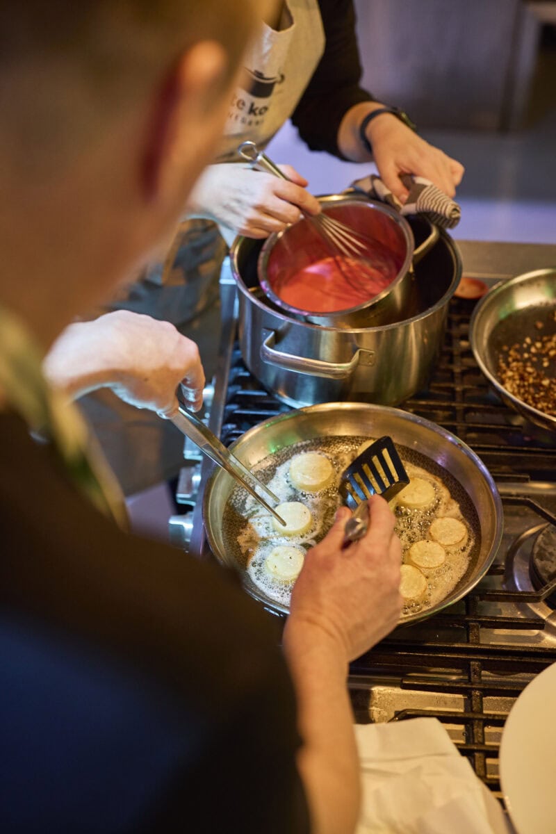 Koken tijdens De Beste Kookclub van Nederland
