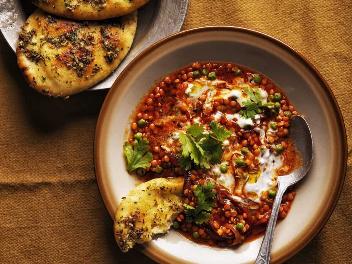 Dahl met tomaat, yoghurt en komijn-naan