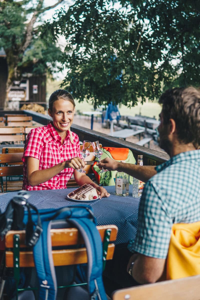 Twee mensen proosten op een terras in Duitsland