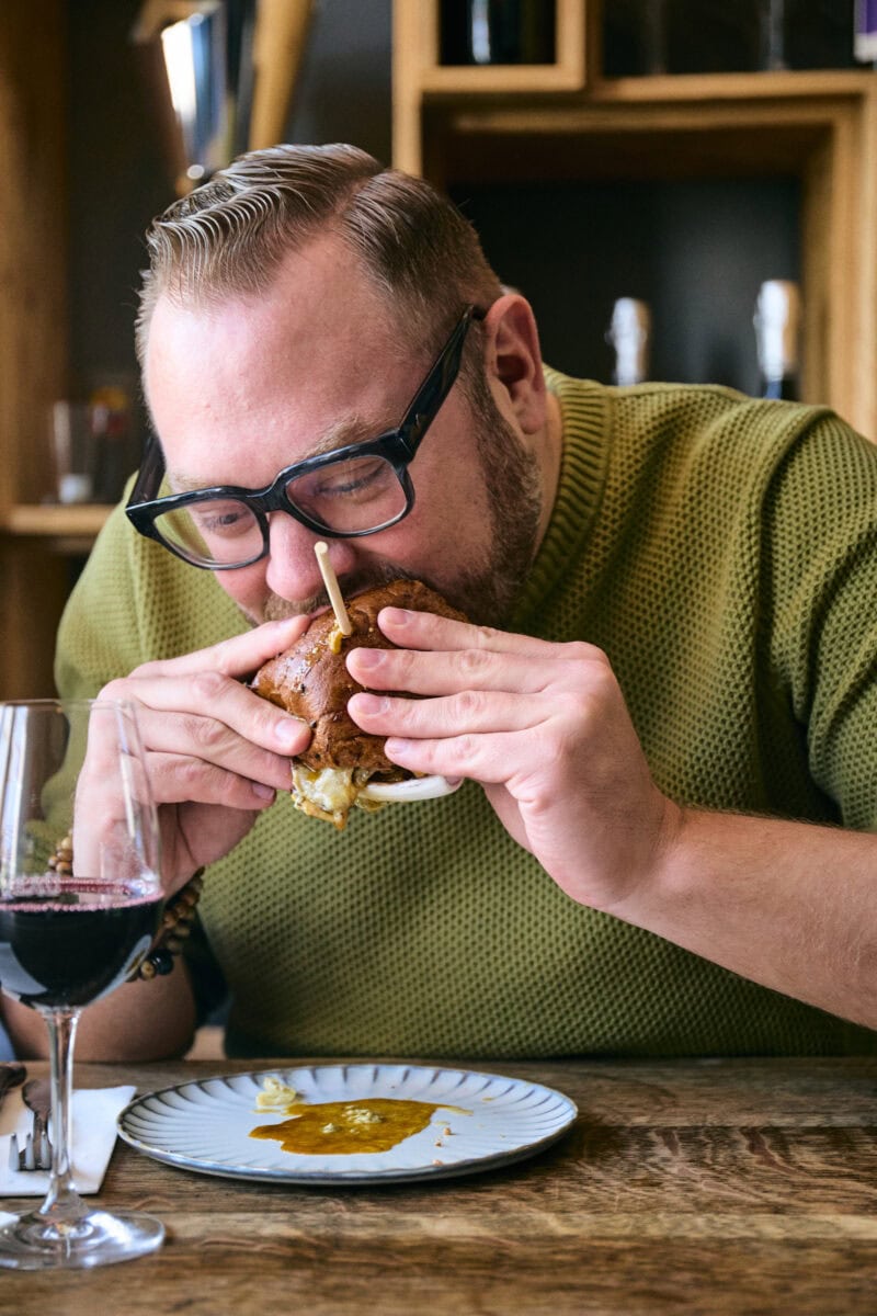 Bas Erkens eet de beste burger van Nederland