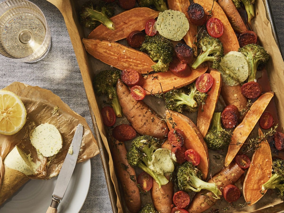 Ovenschotel met zoete aardappel, broccoli, cherrytomaatjes, chorizo en schijfjes knoflook-citroenboter