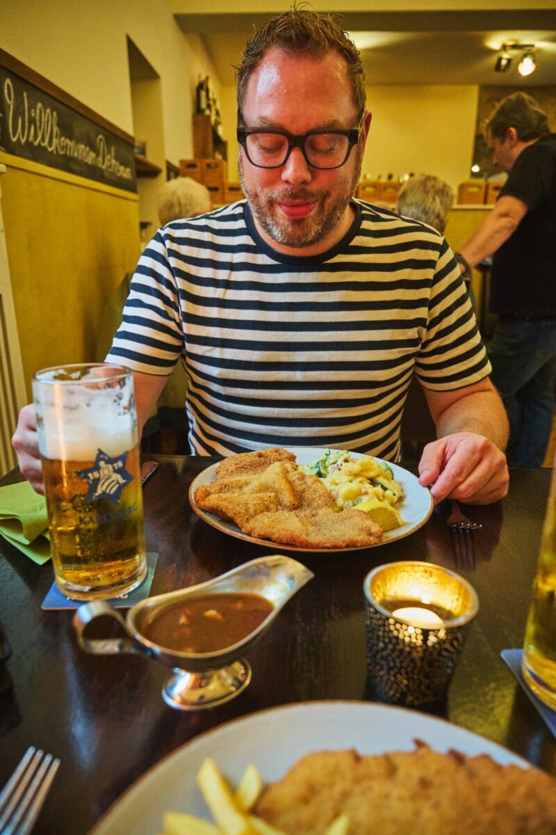 Bas Erkens eet schnitzel in Saarbrücken