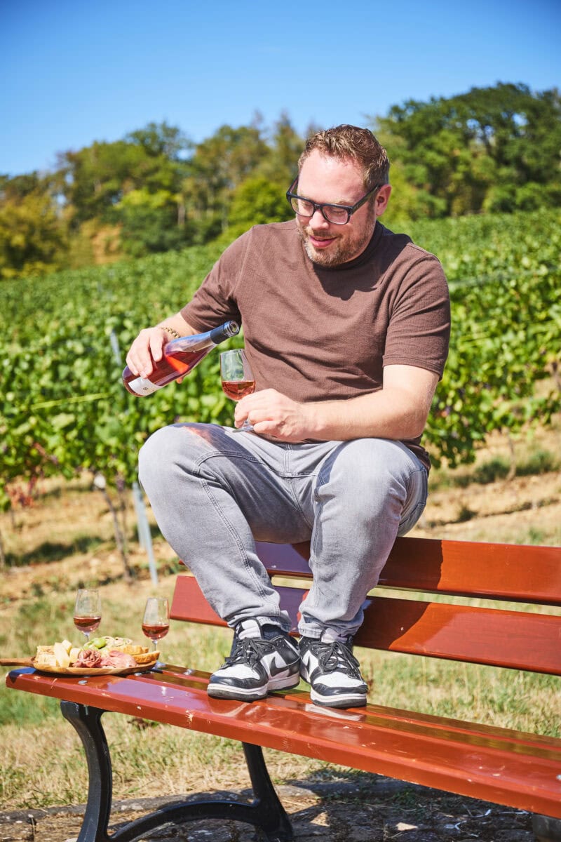 Bas Erkens met wijn in Saarland