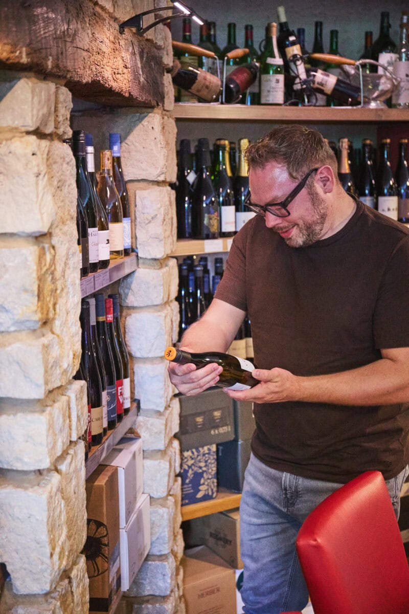 Bas zoekt een fles wijn uit in Saarland