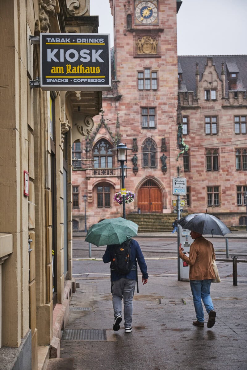 Straat in Saarbrücken terwijl het regent