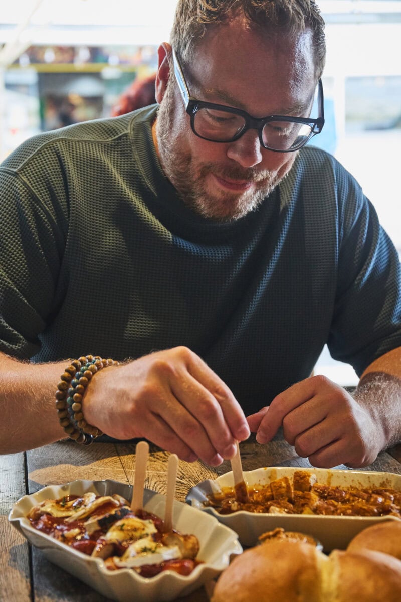 Bas Erkens eet currywurst in Saarland