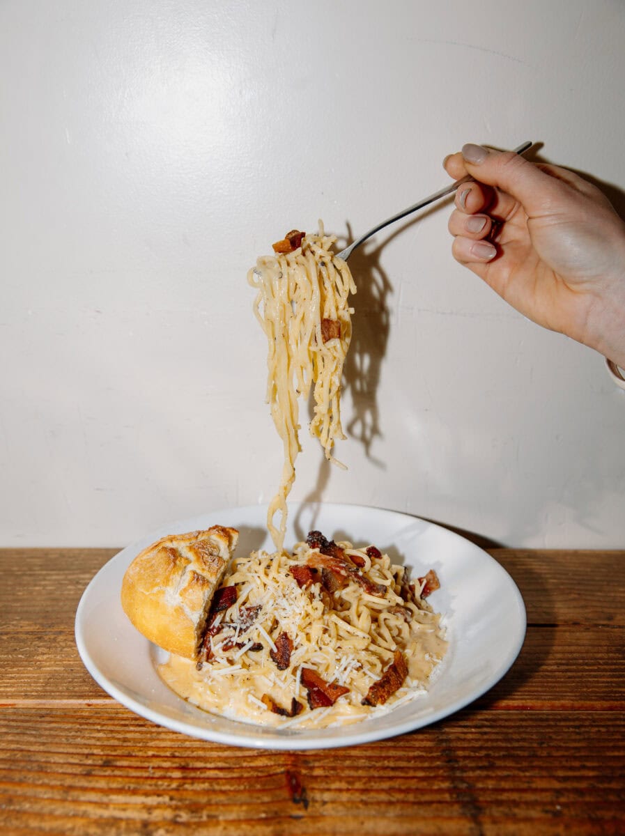 Pasta carbonara bij een restaurant