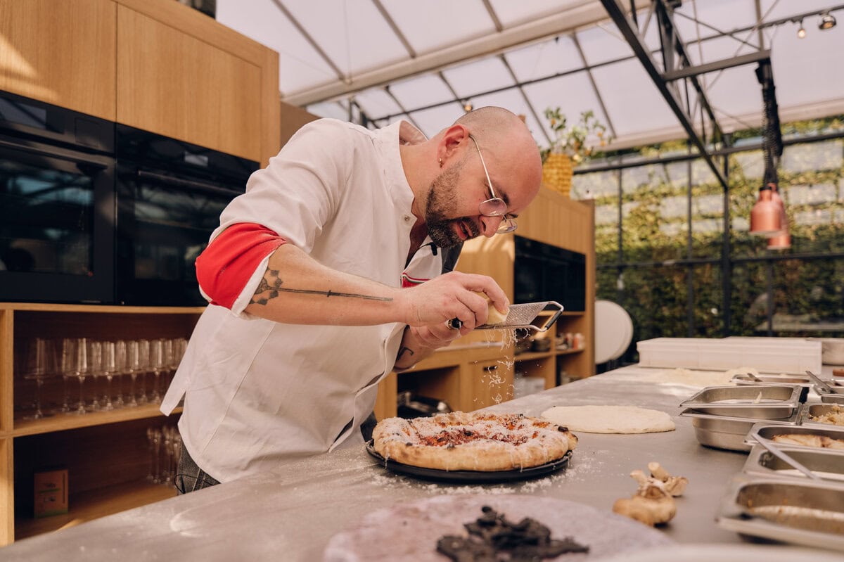 Vincenzo Onnembo maakt pizza
