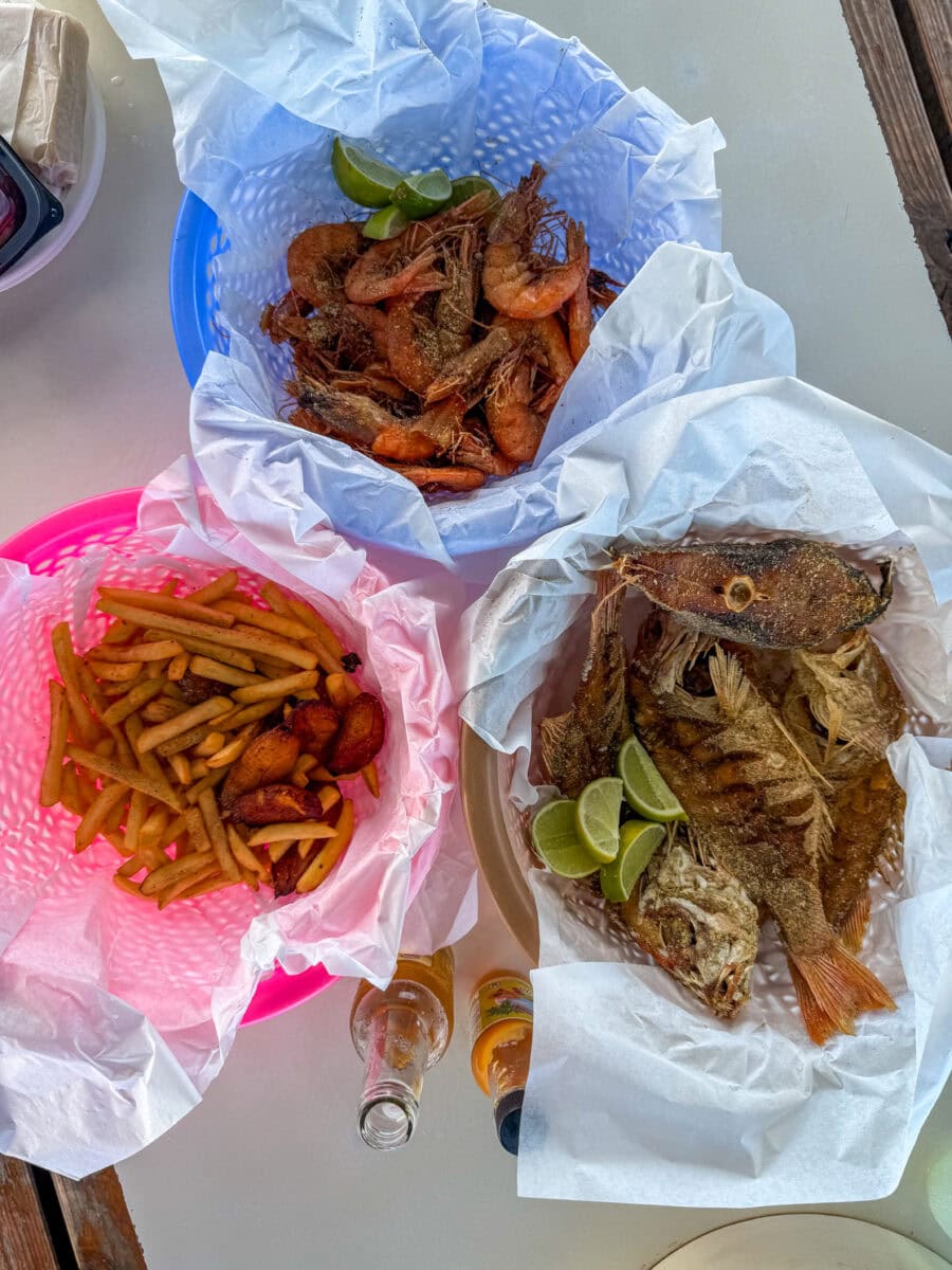 Gefrituurde vis en friet bij Zeerovers op Aruba