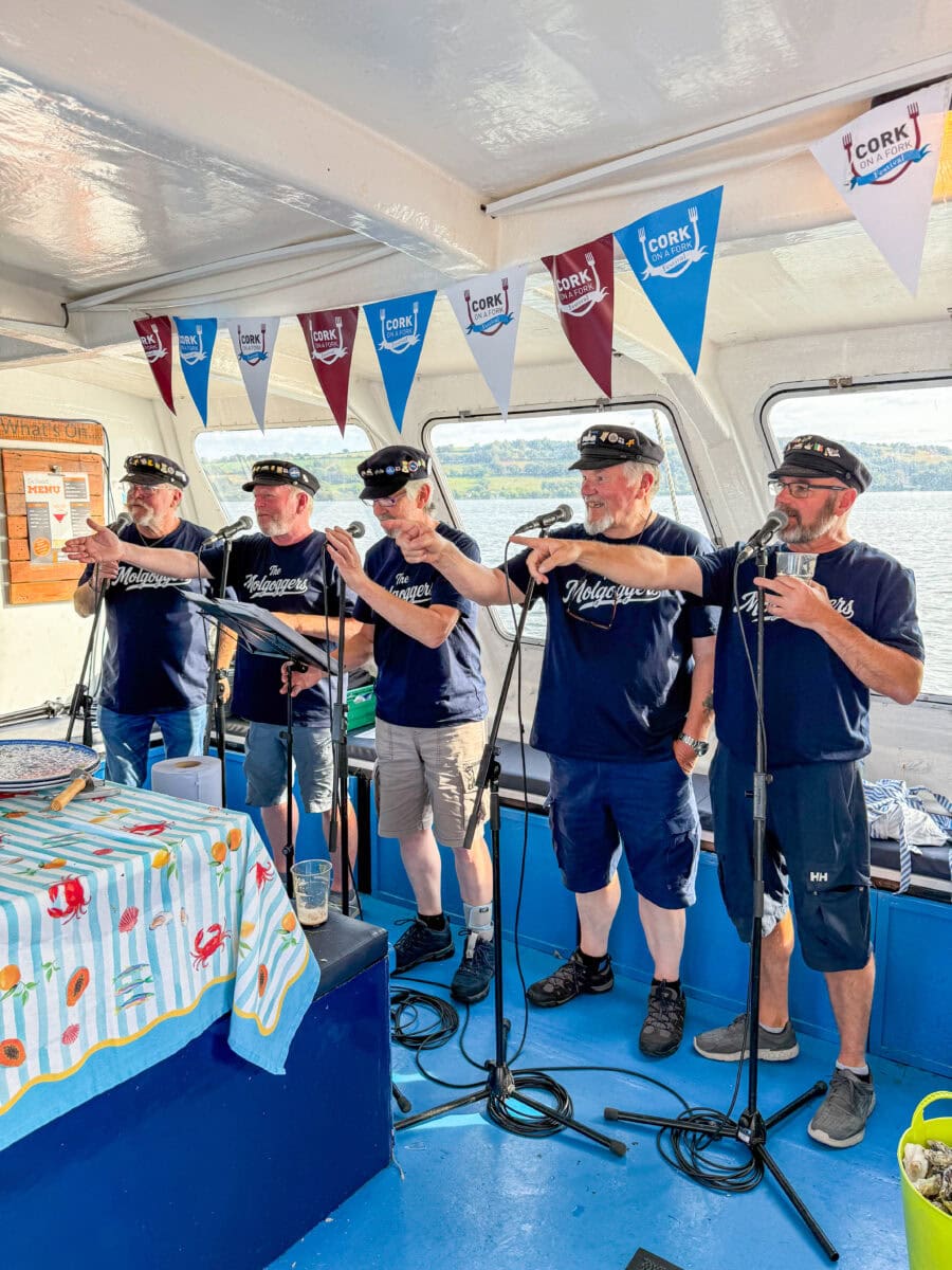 Iers koor op een boot bij Cork