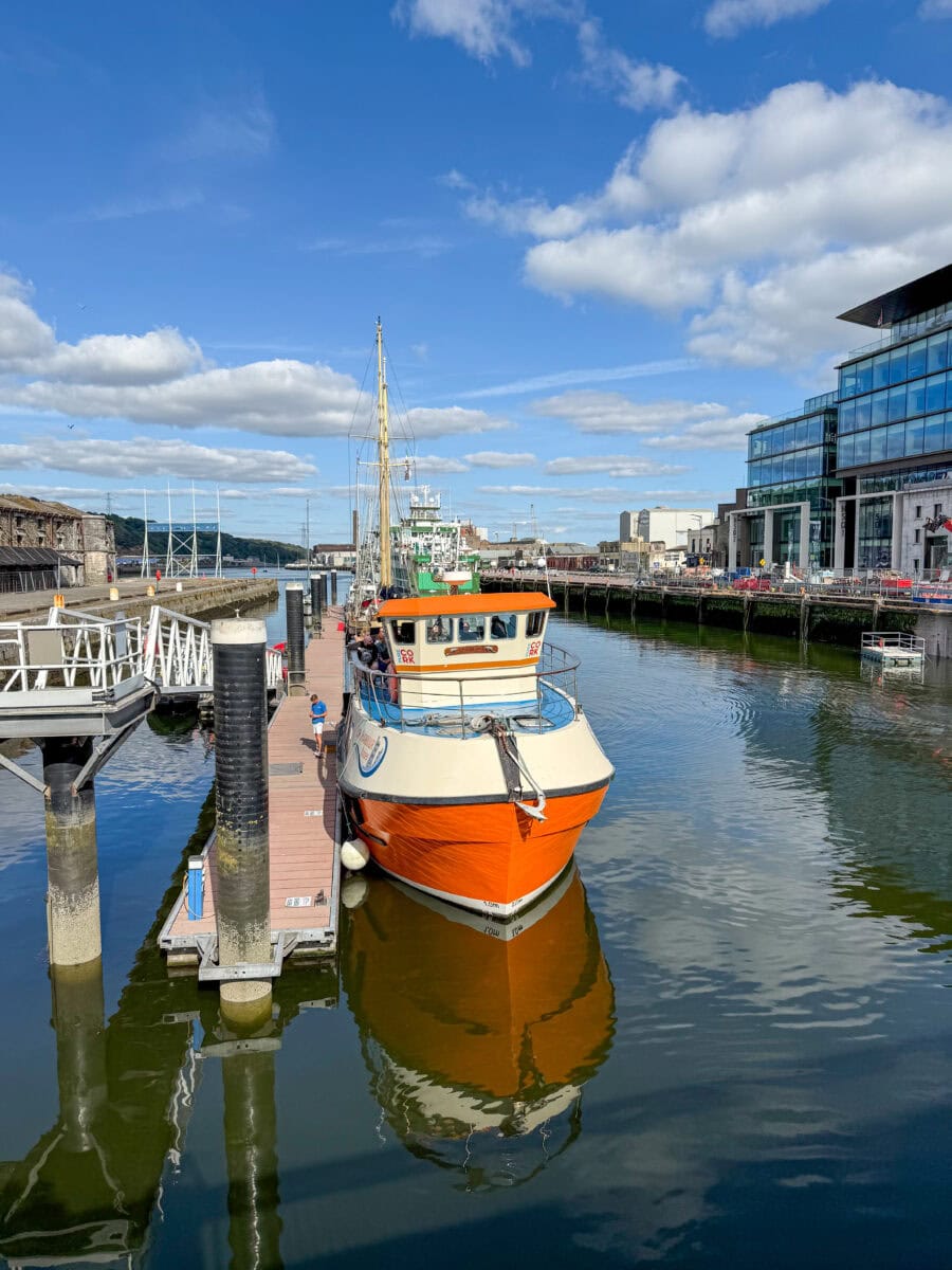 Boot in de haven van Cork