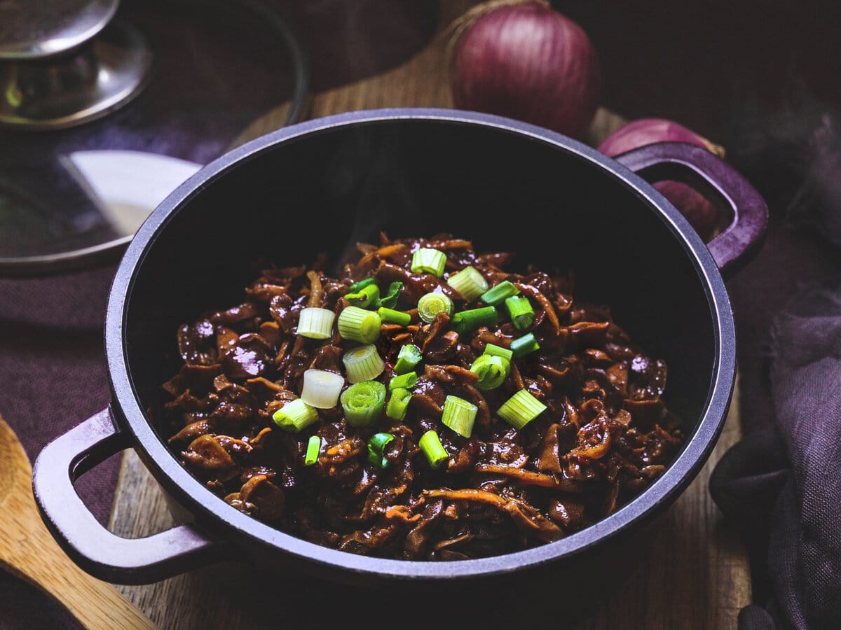 slowcooker pan met vlees erin